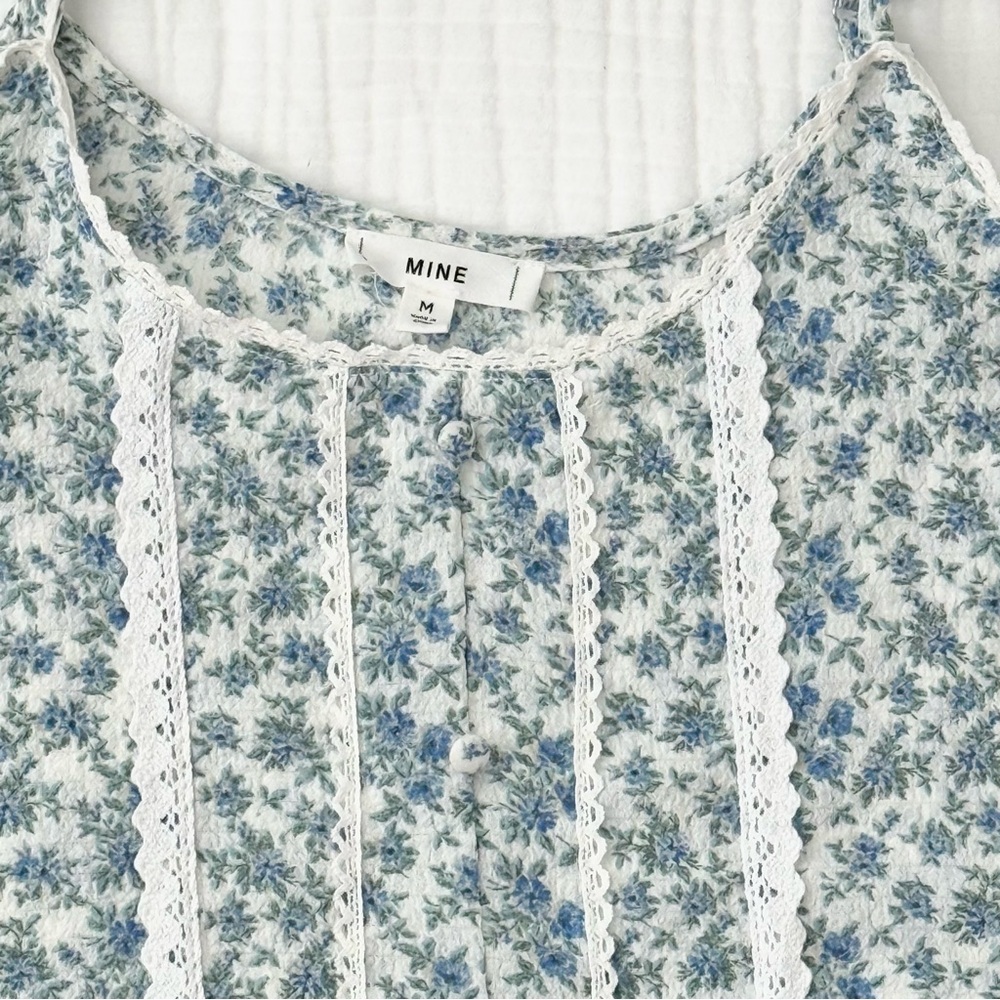 Mine blue & white floral sleeveless tank top lace detail size Medium -Cute and f - Picture 2 of 9